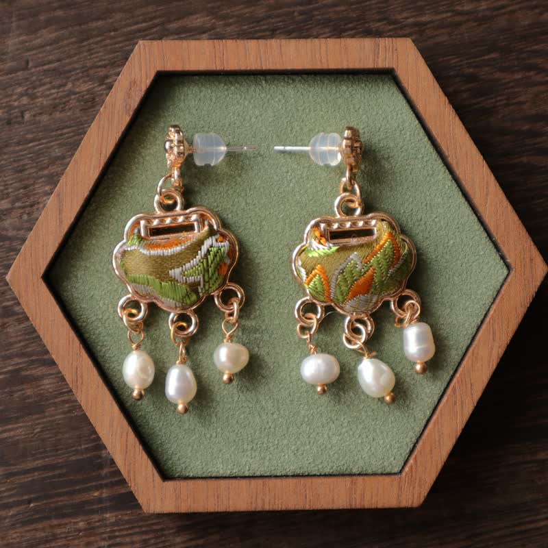 Buddha Stones Pendientes colgantes de seda brocada con diseño de candado de la paz y perlas de protección. - image 1