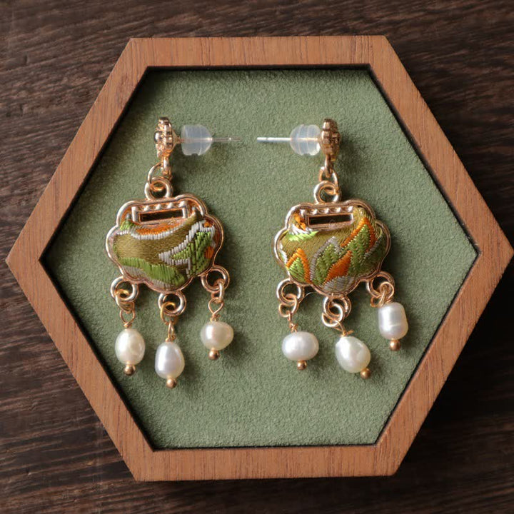 Buddha Stones Pendientes colgantes de seda brocada con diseño de candado de la paz y perlas de protección. - image 1