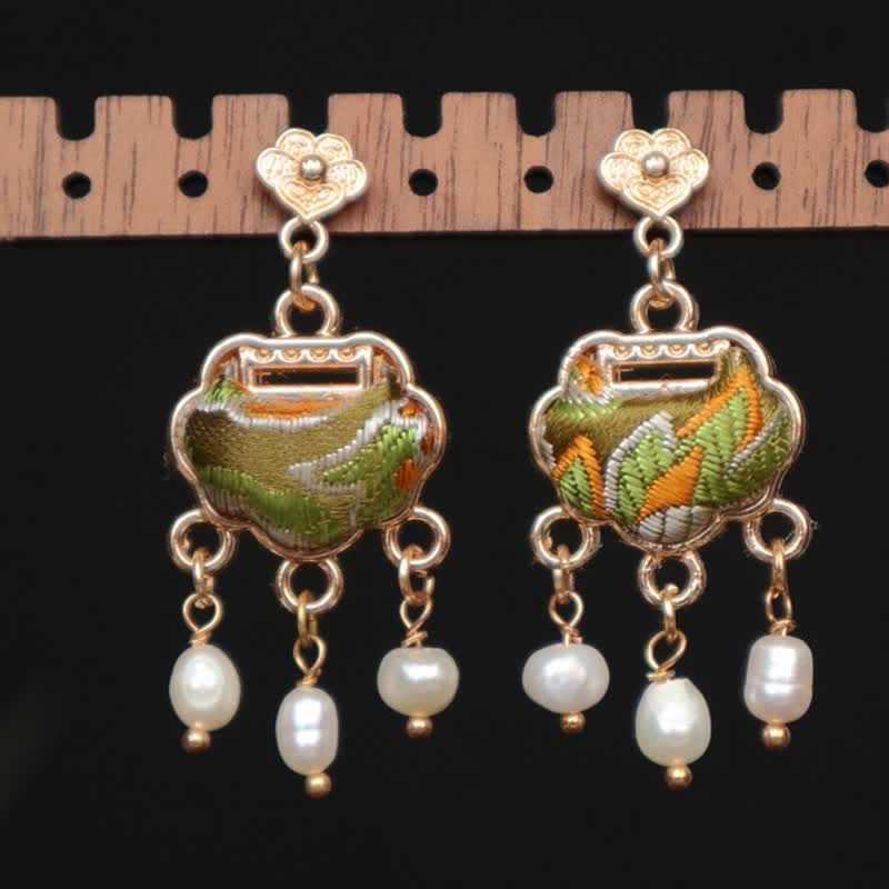 Buddha Stones Pendientes colgantes de seda brocada con diseño de candado de la paz y perlas de protección. - Plata (Bendición♥Calma) - image 0