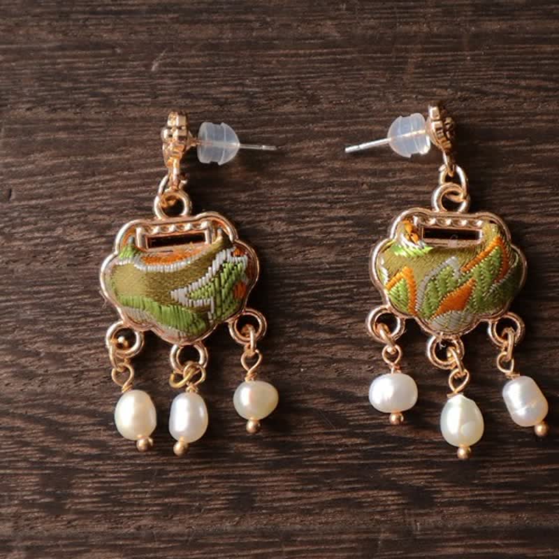 Buddha Stones Pendientes colgantes de seda brocada con diseño de candado de la paz y perlas de protección. - image 3