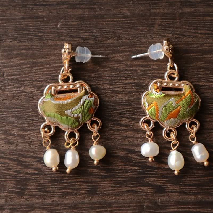 Buddha Stones Pendientes colgantes de seda brocada con diseño de candado de la paz y perlas de protección. - image 3