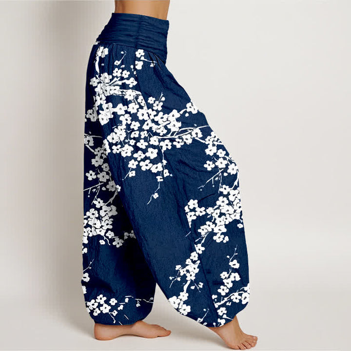 Buddha Stones Pantalones harem de mujer con cintura elástica y estampado de ramas de flores blancas, de algodón puro. - image 2