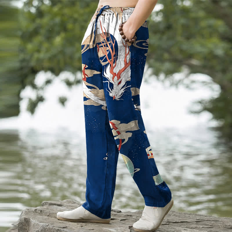 Buddha Stones Pantalones de hombre de algodón blanco con estampado de dragones y nubes, corte ajustado y bolsillos. - image 1
