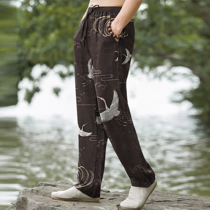 Buddha Stones Pantalones de hombre de algodón blanco con estampado de grullas doradas y corte ajustado, con bolsillos. - image 1