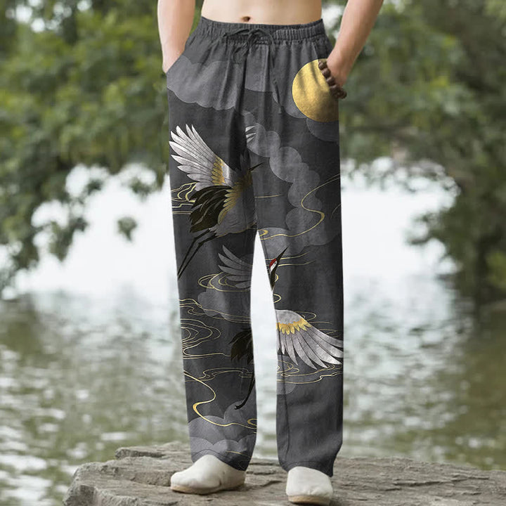 Buddha Stones Pantalones de hombre de algodón blanco con estampado de grulla persiguiendo el sol, corte ajustado y bolsillos. - Gris oscuro - US/UK/AU50, EU60 (5XL) - image 0