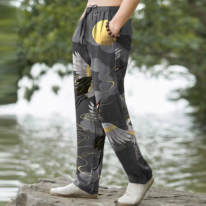 Buddha Stones Pantalones de hombre de algodón blanco con estampado de grulla persiguiendo el sol, corte ajustado y bolsillos. - image 1
