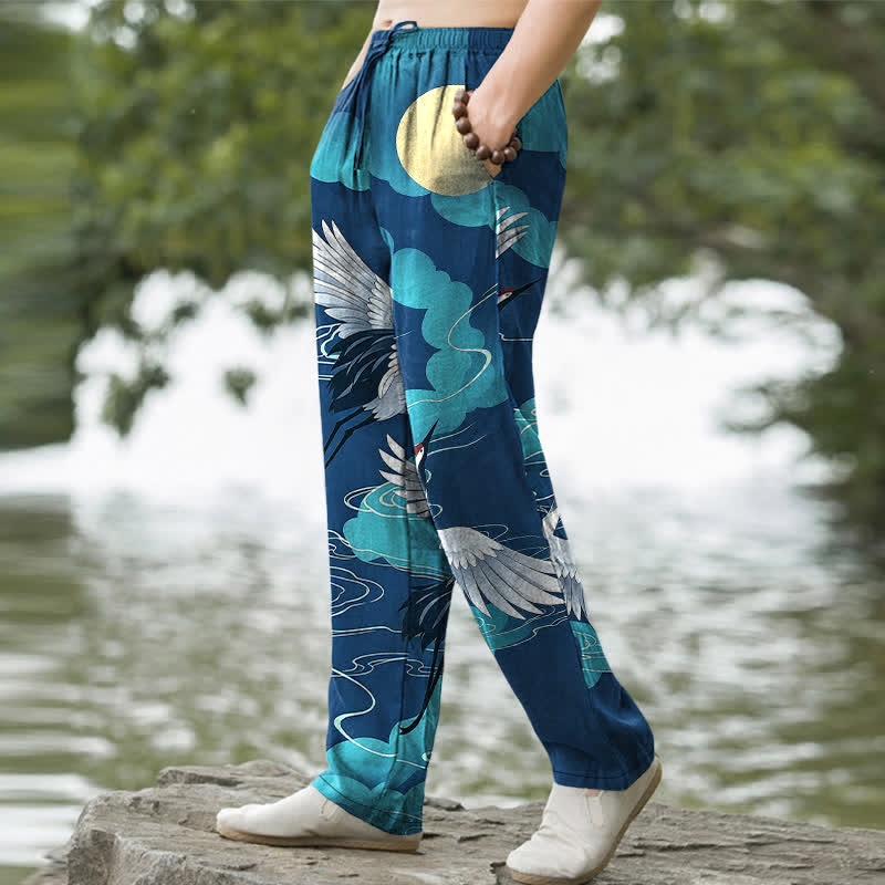 Buddha Stones Pantalones de hombre de algodón blanco con estampado de grulla persiguiendo el sol, corte ajustado y bolsillos. - image 5