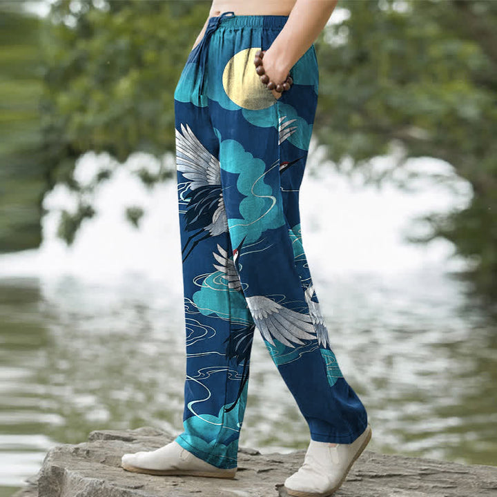 Buddha Stones Pantalones de hombre de algodón blanco con estampado de grulla persiguiendo el sol, corte ajustado y bolsillos. - image 5