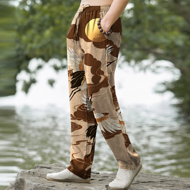 Buddha Stones Pantalones de hombre de algodón blanco con estampado de grulla persiguiendo el sol, corte ajustado y bolsillos. - image 7