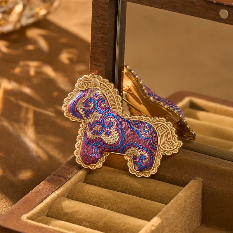 Buddha Stones Broche de la Prosperidad con Caballo Púrpura, Hecho a Mano en Brocado Song - Brocado de canciones (Prosperidad♥Armonía) - image 0