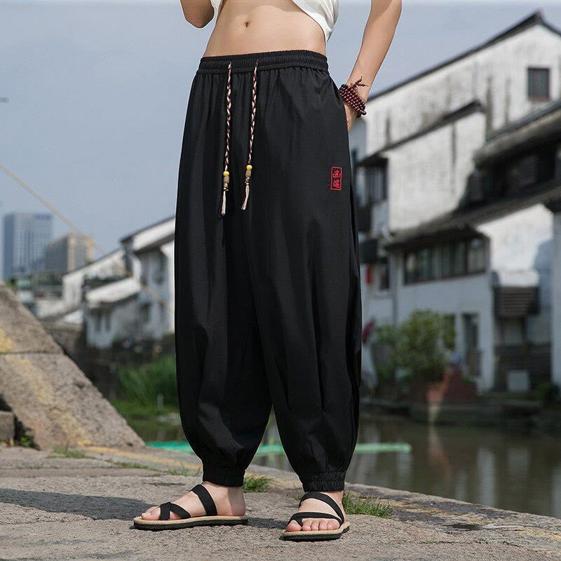 Buddha Stones Pantalones tobilleros informales de verano con cordón ajustable y bordado de caracteres chinos, estilo harem para hombre con bolsillos. - Negro - US/UK/AU46, EU56 (5XL) - image 1