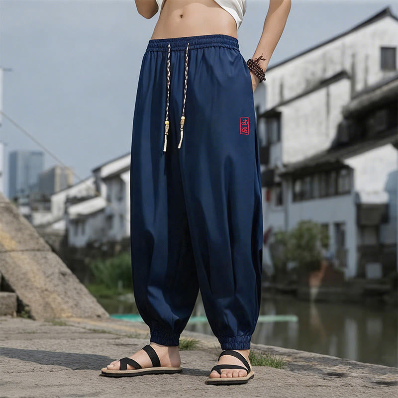 Buddha Stones Pantalones tobilleros informales de verano con cordón ajustable y bordado de caracteres chinos, estilo harem para hombre con bolsillos. - Marina de guerra - US/UK/AU46, EU56 (5XL) - image 0