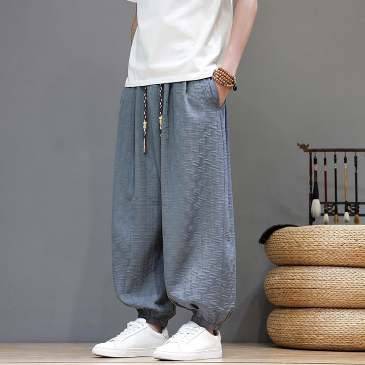 Buddha Stones Pantalones tobilleros casuales de verano con cordón ajustable, estampado de ratán tejido liso, estilo harem para hombre con bolsillo. - image 1