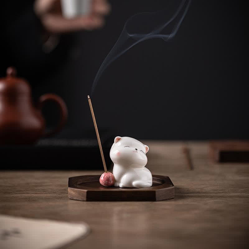 Buddha Stones Quemador de incienso minimalista de cerámica blanca con forma de gato y pompón (sin incienso) - image 0