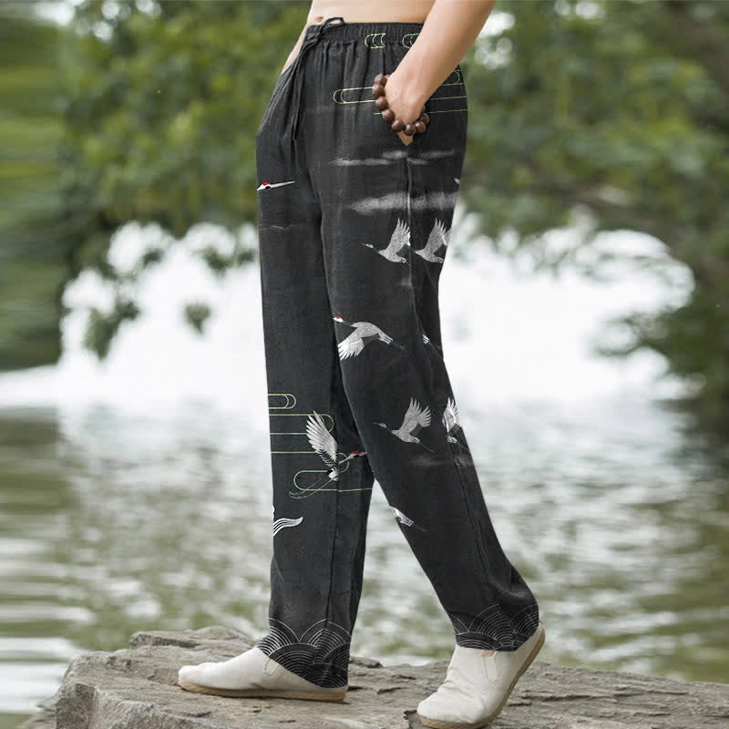 Buddha Stones Pantalones de hombre de algodón blanco con estampado de grullas y olas, corte cónico y bolsillos. - image 1