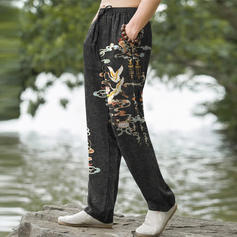 Buddha Stones Pantalones de hombre de algodón blanco con estampado de grullas, nubes auspiciosas y lotos de pabellón, corte cónico y bolsillos. - image 1