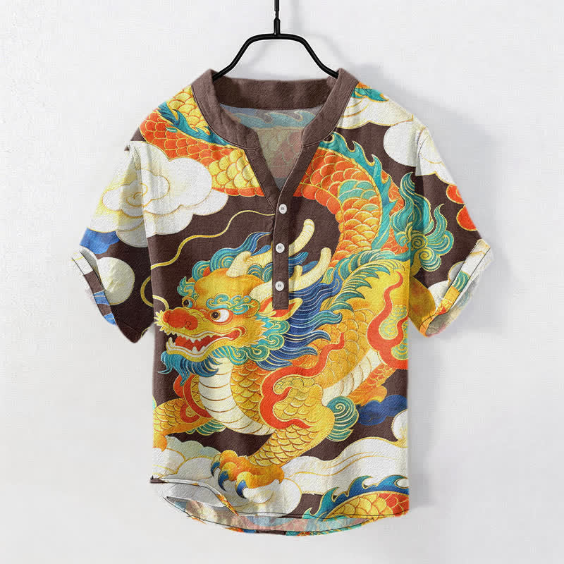 Buddha Stones Camisa de manga corta con medio botón para hombre, de algodón, con estampado de nubes auspiciosas y dragón dorado. - Marrón silla de montar - US/UK/AU50, EU60 (5XL) - image 0