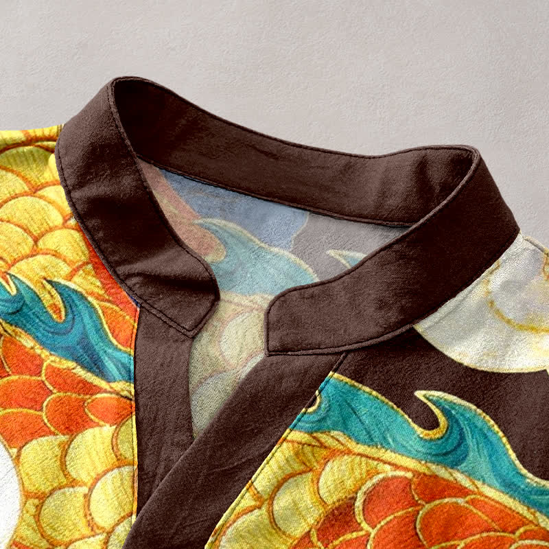 Buddha Stones Camisa de manga corta con medio botón para hombre, de algodón, con estampado de nubes auspiciosas y dragón dorado. - image 2