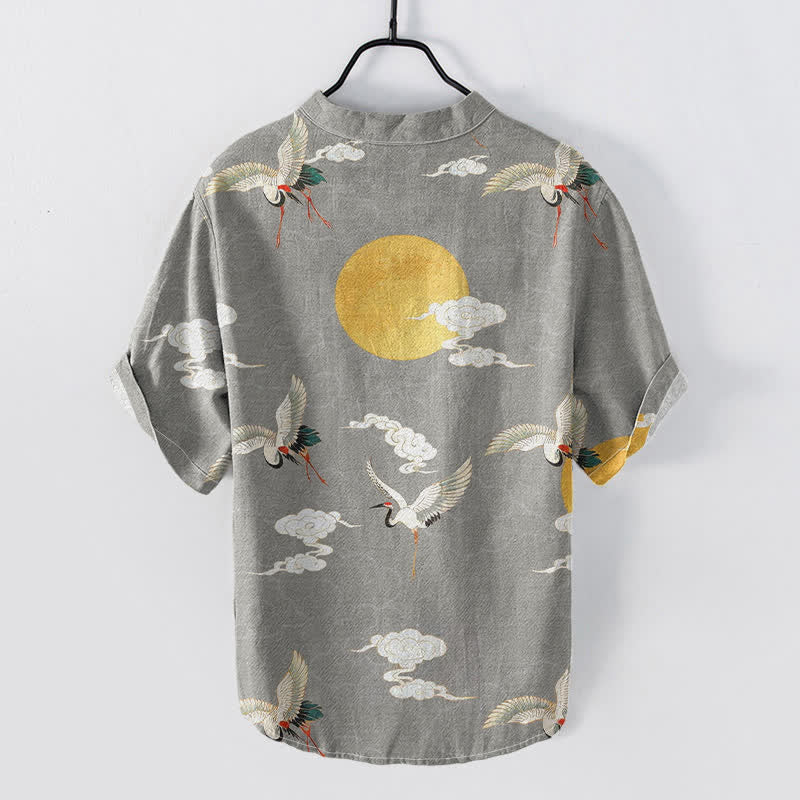 Buddha Stones Camisa de manga corta con medio botón para hombre, de algodón, con estampado de grulla, nube y sol. - image 1