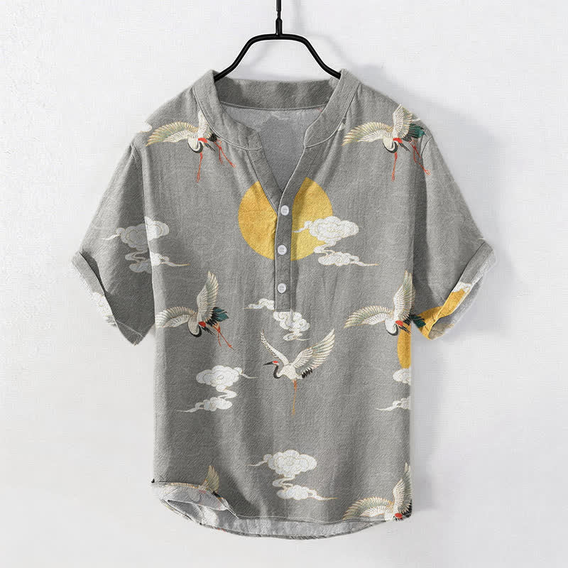 Buddha Stones Camisa de manga corta con medio botón para hombre, de algodón, con estampado de grulla, nube y sol. - Gris claro - US/UK/AU50, EU60 (5XL) - image 0