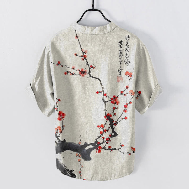 Buddha Stones Camisa de manga corta con medio botón para hombre, de algodón, con estampado de ramas de flores de ciruelo y caligrafía. - image 1