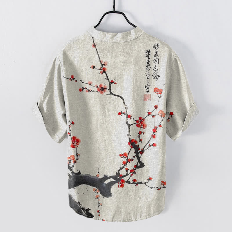 Buddha Stones Camisa de manga corta con medio botón para hombre, de algodón, con estampado de ramas de flores de ciruelo y caligrafía. - image 1