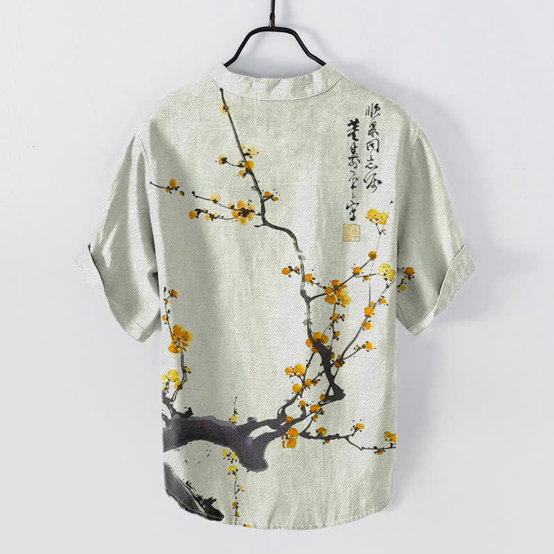 Buddha Stones Camisa de manga corta con medio botón para hombre, de algodón, con estampado de ramas de flores de ciruelo y caligrafía. - image 4