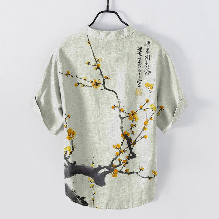 Buddha Stones Camisa de manga corta con medio botón para hombre, de algodón, con estampado de ramas de flores de ciruelo y caligrafía. - image 4
