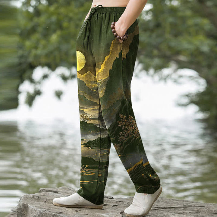 Buddha Stones Pantalones de hombre de algodón con estampado de montaña dorada al amanecer, corte cónico y bolsillos. - image 1