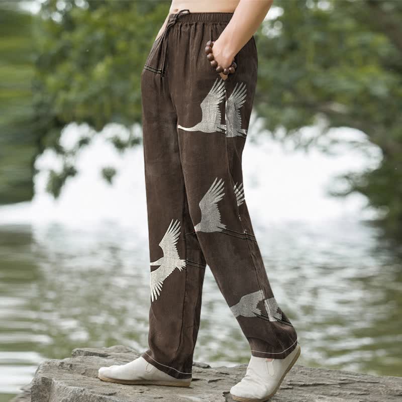 Buddha Stones Pantalones de hombre de algodón blanco con estampado de grullas voladoras, corte ajustado y bolsillos. - image 5