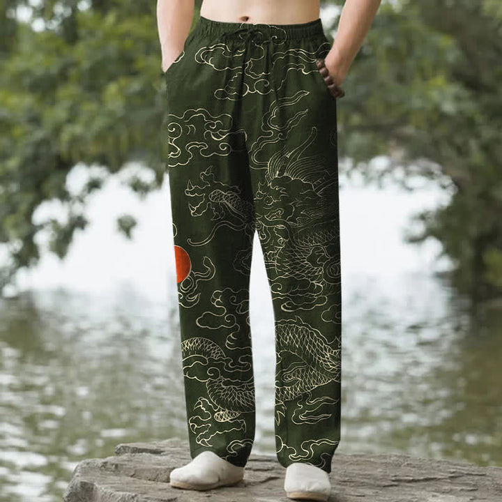 Buddha Stones Pantalones de algodón para hombre con estampado de dragón volador persiguiendo el sol, corte cónico y bolsillos. - Verde oliva oscuro - US/UK/AU50, EU60 (5XL) - image 0