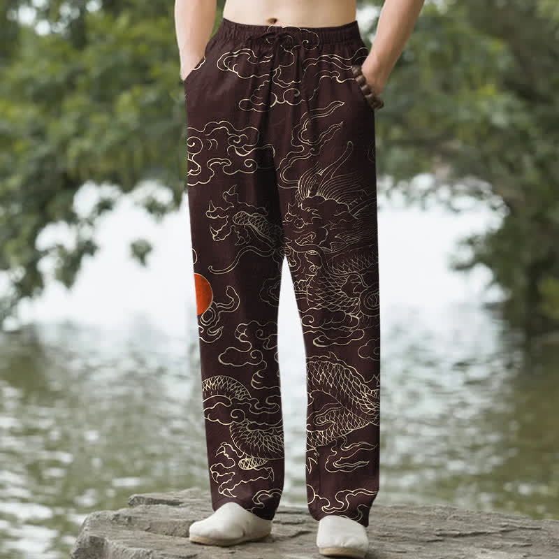 Buddha Stones Pantalones de algodón para hombre con estampado de dragón volador persiguiendo el sol, corte cónico y bolsillos. - Marrón silla de montar - US/UK/AU50, EU60 (5XL) - image 4