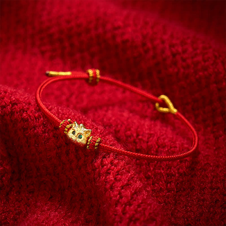 Buddha Stones Pulsera de la suerte con lindo gato, tejida a mano con hilo rojo. - Rojo (circunferencia de la muñeca: 15-19 cm) - image 0