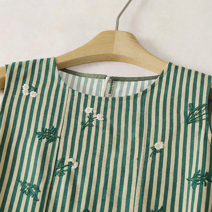 Buddha Stones Vestido de verano informal minimalista de mujer con estampado floral pequeño y rayas verdes. - image 2