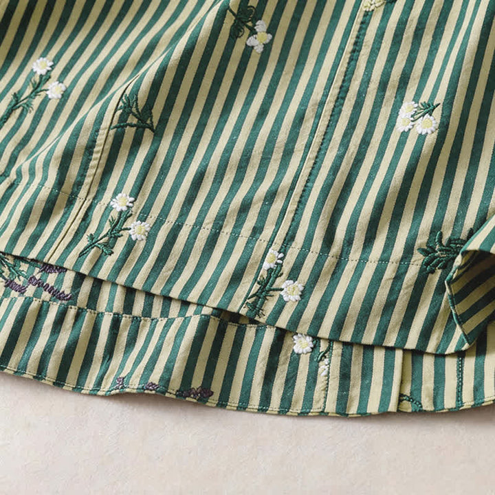 Buddha Stones Vestido de verano informal minimalista de mujer con estampado floral pequeño y rayas verdes. - image 5