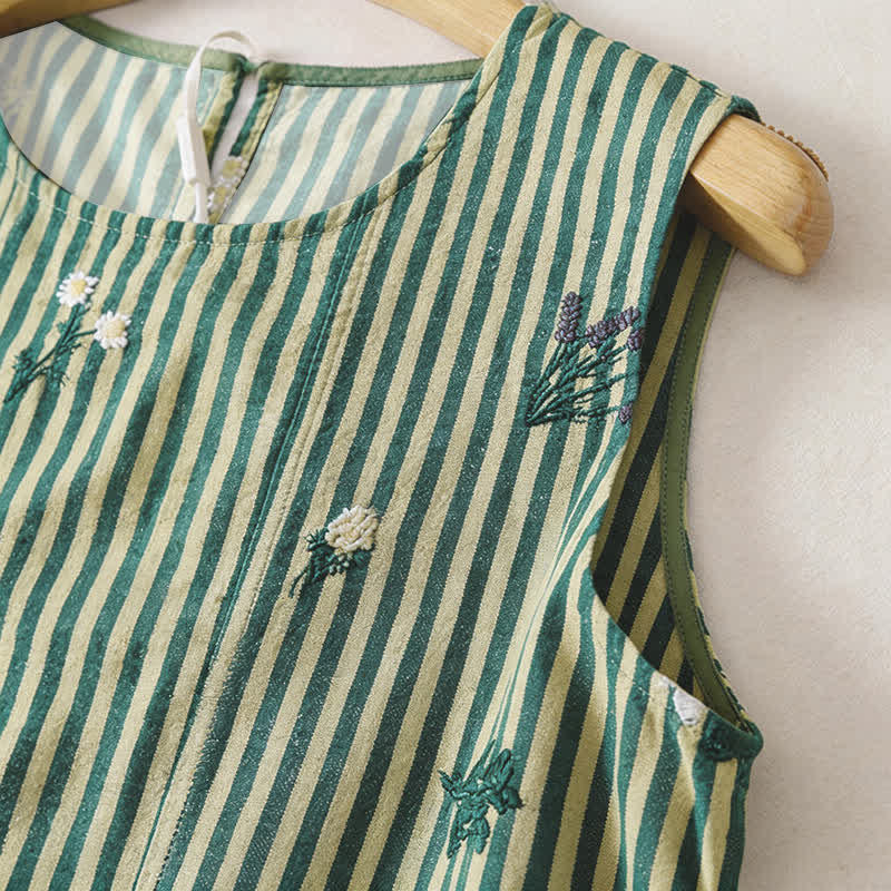 Buddha Stones Vestido de verano informal minimalista de mujer con estampado floral pequeño y rayas verdes. - image 4