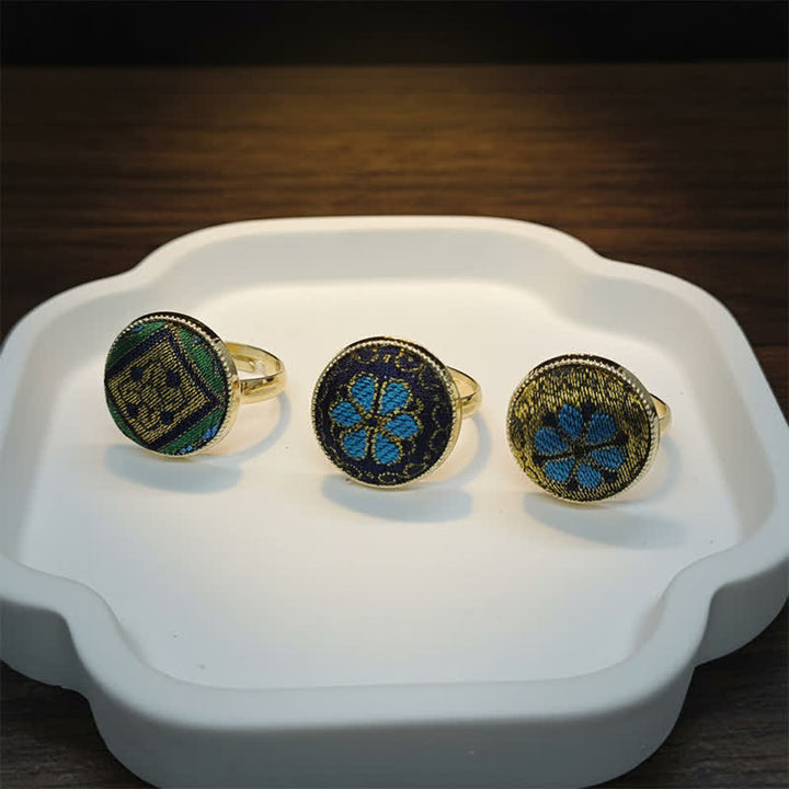 Buddha Stones Anillo redondo ajustable hecho a mano con brocado y diseño floral. - image 9