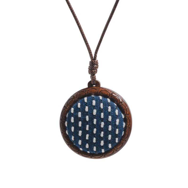 Buddha Stones Collar redondo de madera tallado a mano con bordado de flores y mariposas. - Sashiko - image 4
