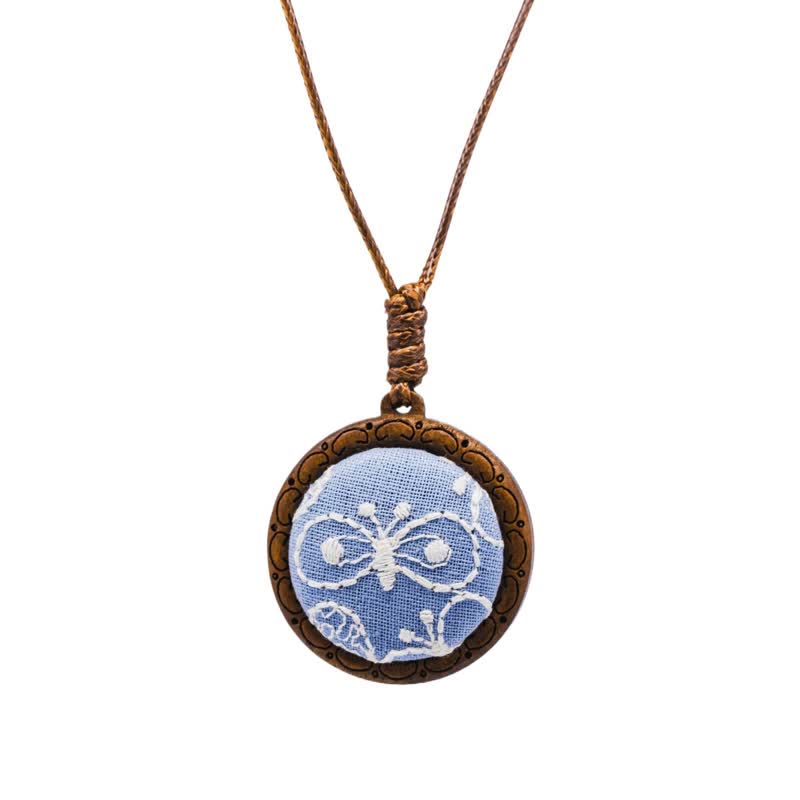 Buddha Stones Collar redondo de madera tallado a mano con bordado de flores y mariposas. - Mariposa azul - image 10
