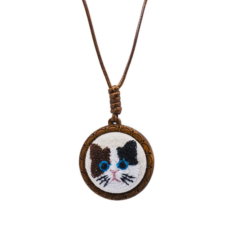 Buddha Stones Collar con colgante redondo bordado con diseño de gato de madera y suerte. - Calicó - image 2