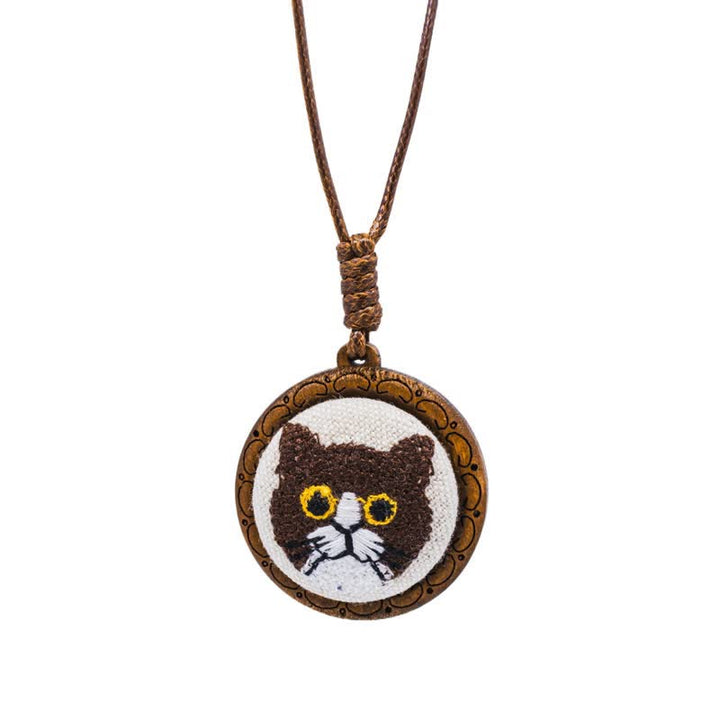 Buddha Stones Collar con colgante redondo bordado con diseño de gato de madera y suerte. - abisinio - image 10