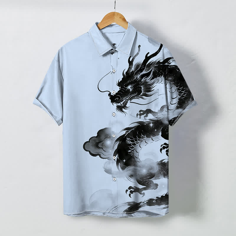 Buddha Stones Camisa de manga corta para hombre con botones y estampado de nube de dragón de tinta, resistente a las arrugas. - Azul claro - US/UK/AU48, UE58 (4XL) - image 0