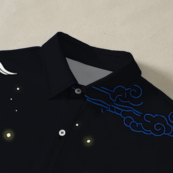 Buddha Stones Camisa de manga corta para hombre con botones y estampado de grullas voladoras y nubes, resistente a las arrugas. - image 2
