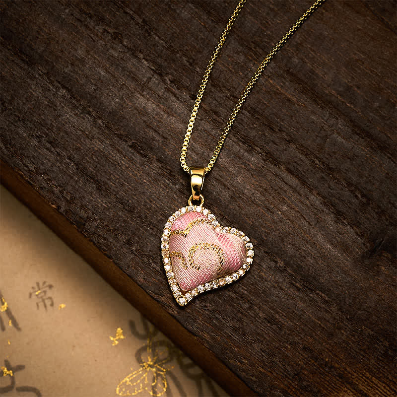 Buddha Stones Collar de conexión armónica con corazón giratorio de cobre y trébol de cuatro hojas incrustado en brocado rosa. - Corazón (mismo tono de color – el estampado varía) - image 8