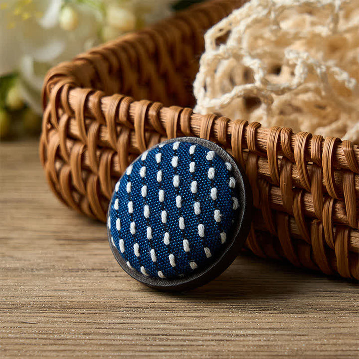 Buddha Stones Broche redondo de tela hecho a mano con diseño floral. - Mizi - Oscuro - image 18