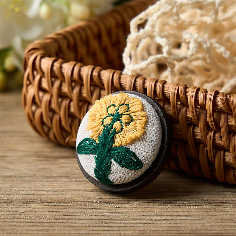 Buddha Stones Broche redondo de tela hecho a mano con diseño floral. - Margarita - Oscura - image 8