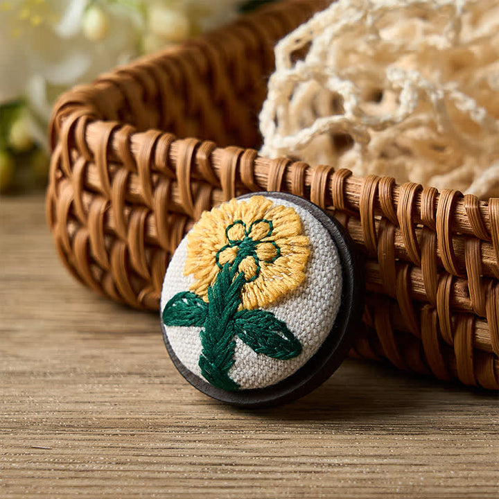 Buddha Stones Broche redondo de tela hecho a mano con diseño floral. - Margarita - Oscura - image 8