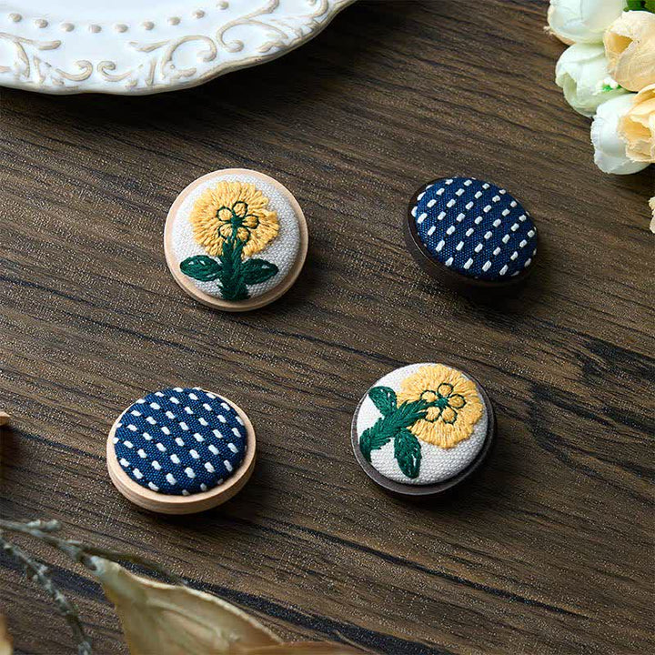 Buddha Stones Broche redondo de tela hecho a mano con diseño floral. - image 7