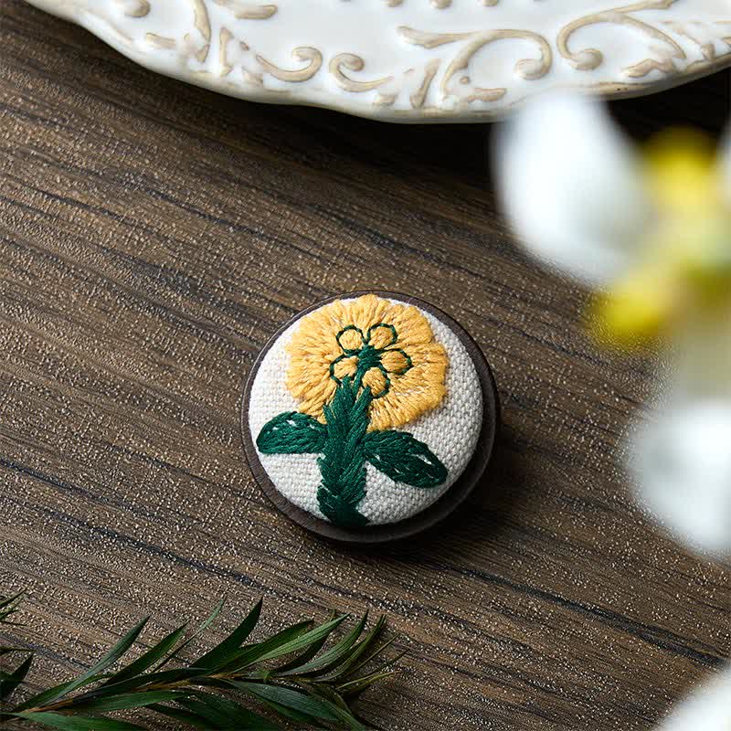 Buddha Stones Broche redondo de tela hecho a mano con diseño floral. - image 9