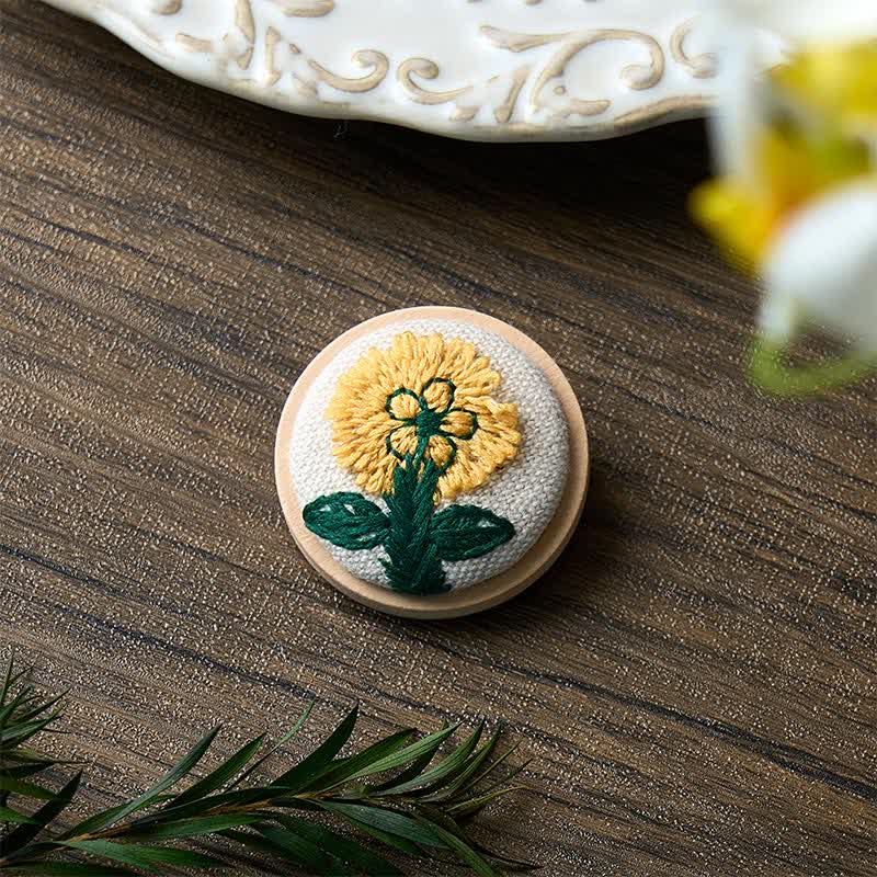 Buddha Stones Broche redondo de tela hecho a mano con diseño floral. - image 1